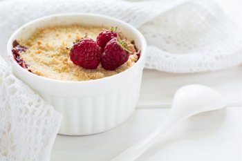 Crumble express aux framboises et au chocolat