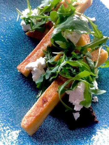Panisse, caviar de courgettes, roquette et chèvre frais de Julia Sedefdjian