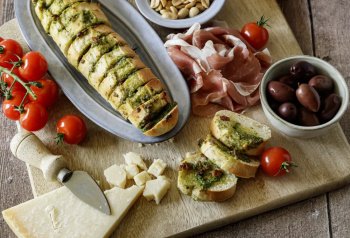 Baguette apéritive au basilic et tomates séchées