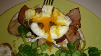 Oeuf poché sur son nid gourmand