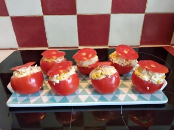 Tomates farcies thon oeufs maïs