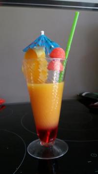 Cocktail sans alcool (orange, sirop de grenadine, jus d'orange, fraises tagada)