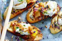 Crostinis de burrata au chutney de nectarine