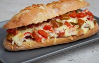 Baguette gratinée aux deux tomates, bresaola et piment doux du Chili