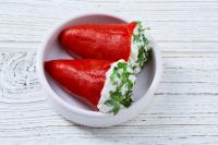 Piquillos farcis à la Rillette de maquereaux grillés et brousse de brebis aux herbes, salade de fenouil croquant au citron et poivre long de Java