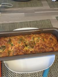 Cake aux brocolis, lardons et moutarde