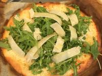 Pizza blanche à la roquette et au parmesan