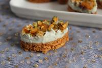 Canapés de pain de seigle au roquefort
