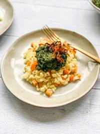 Risotto zéro déchet aux carottes et pesto de fanes