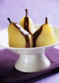 Poires pochées au vin et sauce chocolat