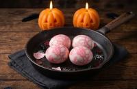 Œufs marbrés rouges pour Halloween : une recette bluffante