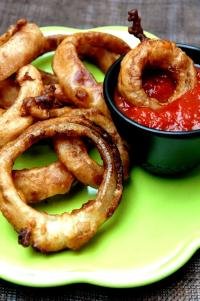 Rouelles d'oignon de Roscoff en beignets, sauce piquante