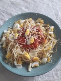 Spaghettis à la tomate, aux œufs et au parmesan