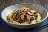 Salade de lentilles, pommes de terre et saumon fumé