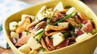 Salade de pommes de terre aux moules, jambon cru et haricots verts