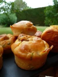 Muffins aux tomates confites, feta et basilic