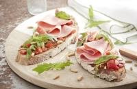 Tartines au jambon, caviar de tomate, basilic et tomates fraîches