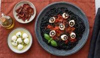 Pâtes noires, yeux rouges : le plat d’Halloween