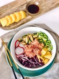 Poke Bowl coloré au saumon et petits légumes croquants