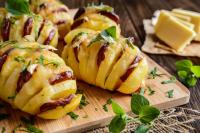 Pommes de terre hasselback au chorizo et au fromage