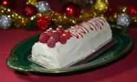 Bûche glacée vanille, meringues et cœur de framboise