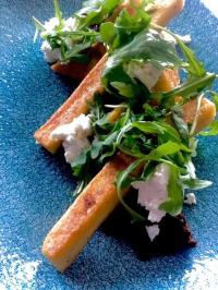 Panisse, caviar de courgettes, roquette et chèvre frais de Julia Sedefdjian