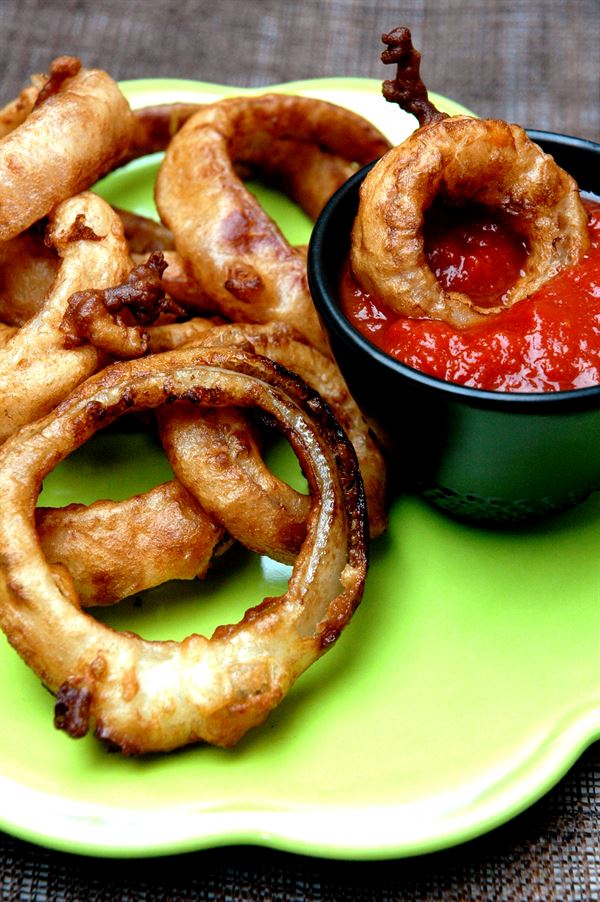 Rouelles d'oignon de Roscoff en beignets, sauce piquante