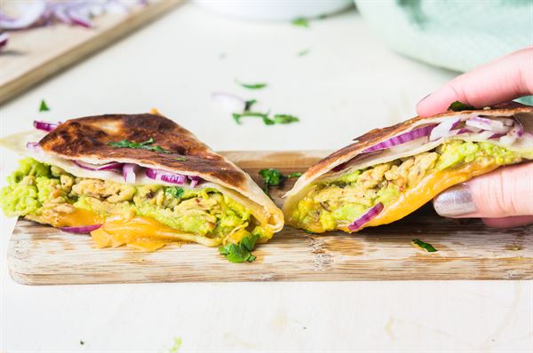 Wrap de tortilla à l'avocat, cheddar et oeufs brouillés