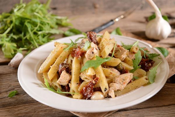recette Pennes au poulet, tomates séchées et pignons