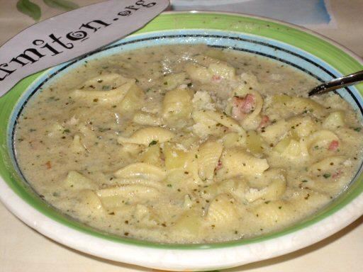 Soupe repas de pommes de terre et de persil au pesto