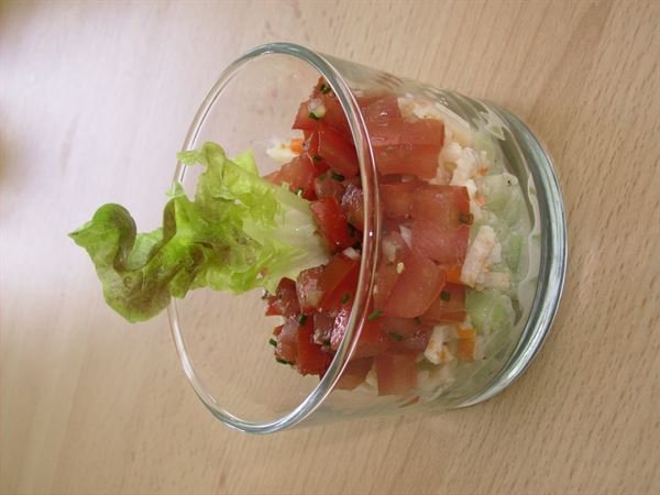 Verrine fraîche tomate-chair de crabe-concombre