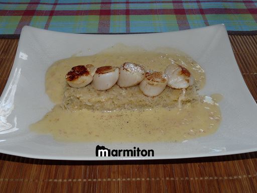 Saint-Jacques poêlées sur lit de choucroute et beurre blanc