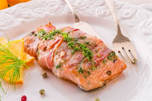 recette Pavé de saumon rôti à l'ail et au lard