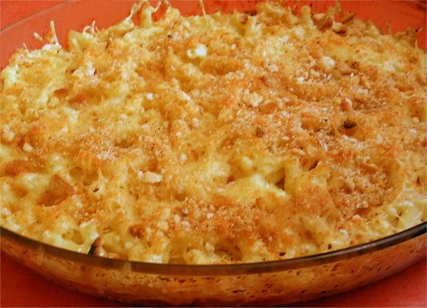 Gratin de macaronis aux champignons, olives et jambon