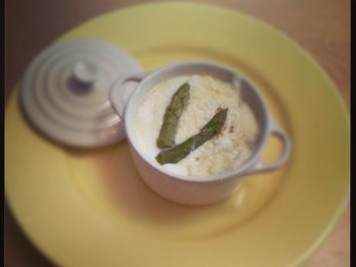 Oeuf cocotte asperges, lardons fumés et fromage ail et fines herbes