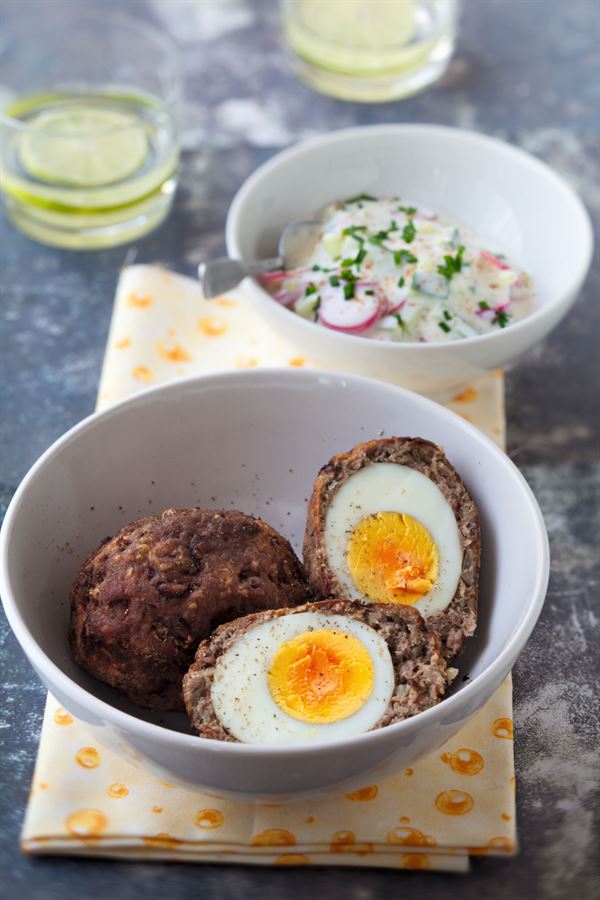 Oeufs frits à la viande et raïta aux radis