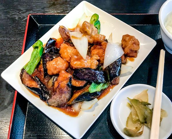 Beignets d’oignons et d’aubergines, sauce pimentée