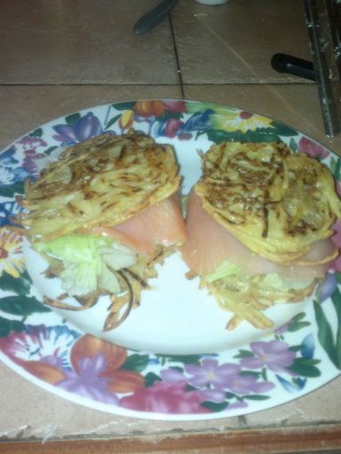 Hamburger au saumon et aux galettes de pomme de terre