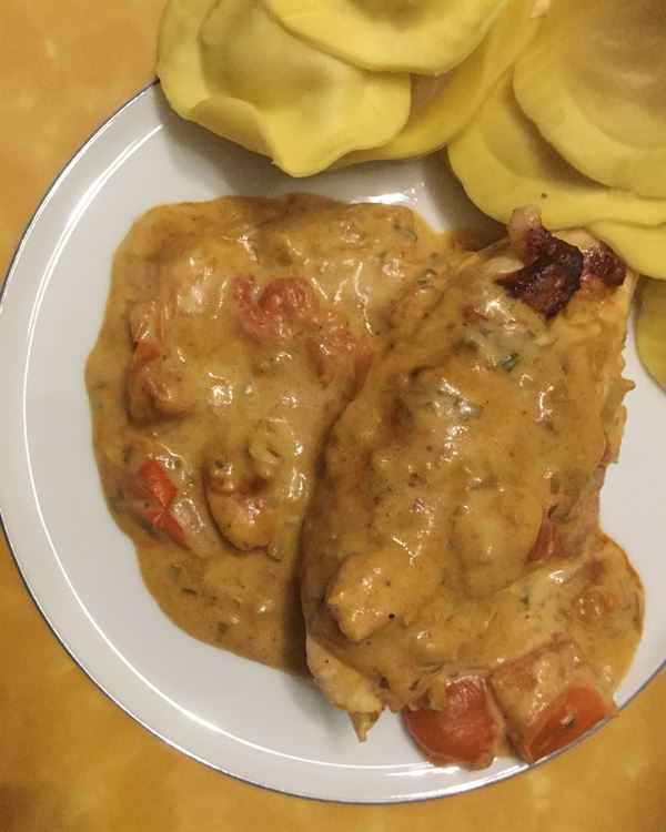 Emincés de poulet, sauce cremeuse au "pekèt liégeois"