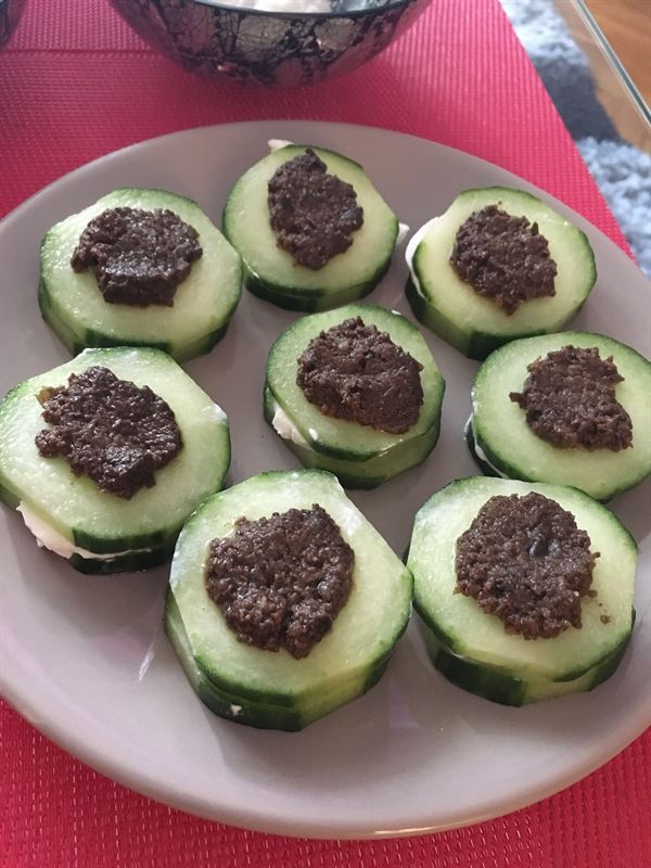 Bouchées de concombre au chèvre frais et pesto