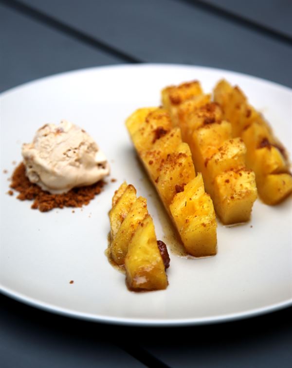 Poêlée d'ananas aux speculoos et glace caramel