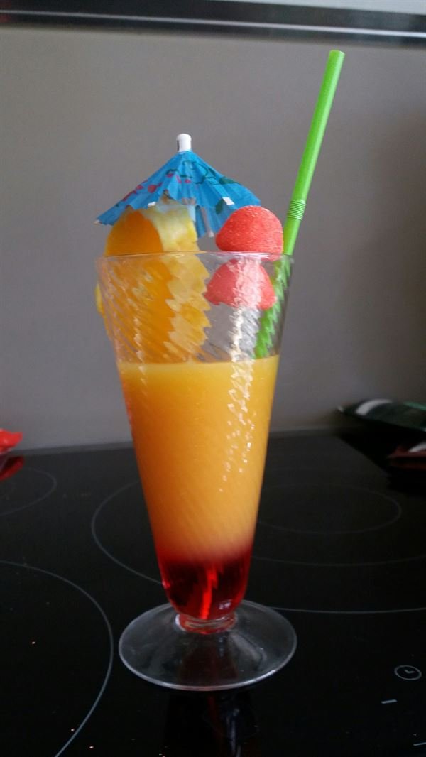 Cocktail sans alcool (orange, sirop de grenadine, jus d'orange, fraises Tagada)