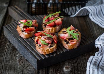 Tartines fraises, jambon cru et vinaigre balsamique