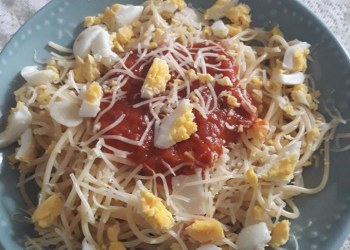 Spaghettis à la tomate, aux œufs et au parmesan