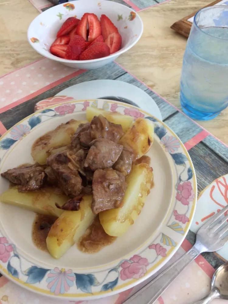 Dés de foie de veau aux oignons et au vin blanc