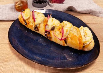 Baguette apéro chèvre, miel et oignons rouges