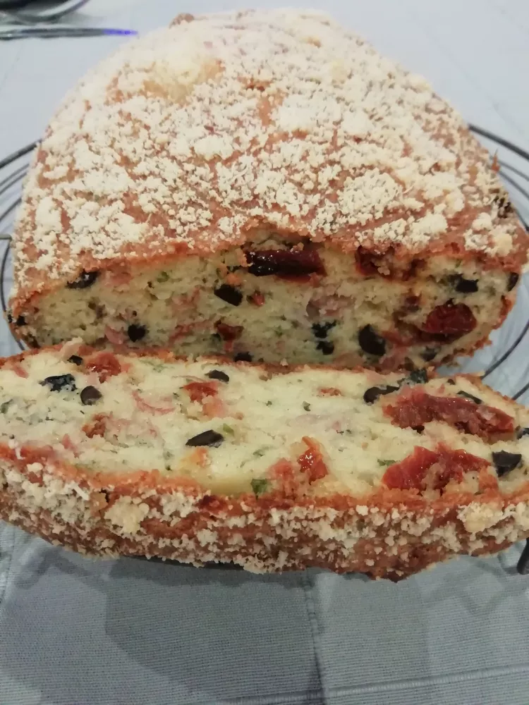 Recette de Cake méditerranéen gratiné au parmesan et à la coppa