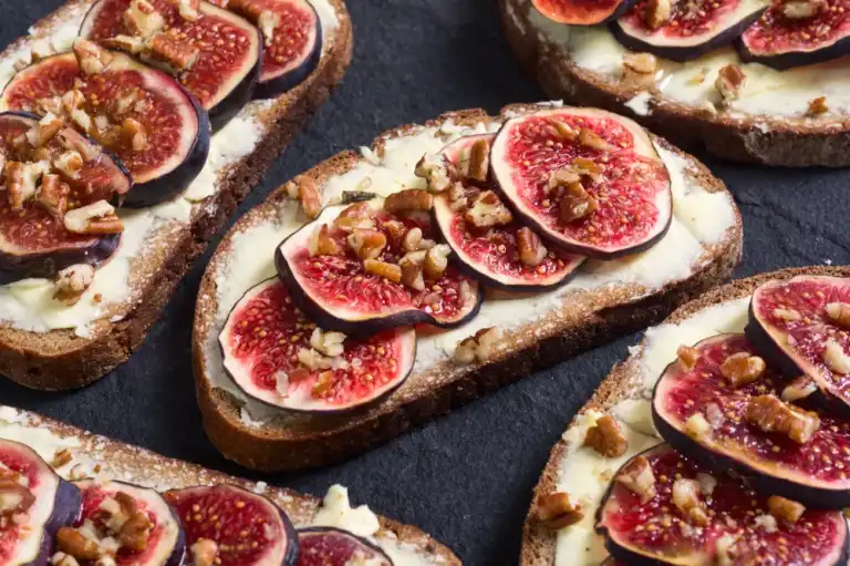 Tartines figues rôties, ricotta et noisettes concassées