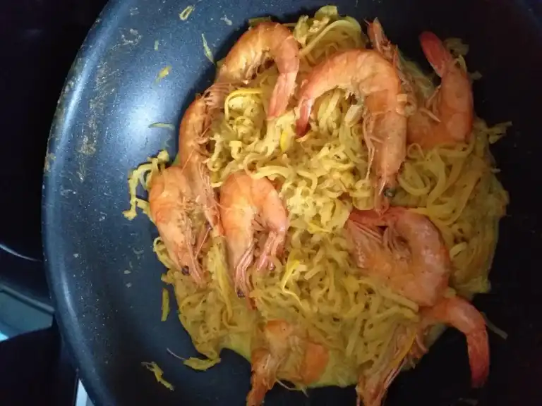 Spaghetti de courgettes au curry et aux crevettes