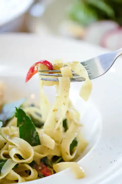 Linguines aux endives et chair d'écrevisse au cooking chef